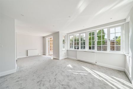 Burlea Close, Walton-on-Thames - 3 bedrooms Property for lettings - Seymours - Photo 5