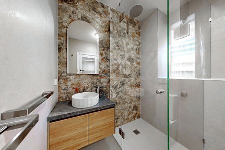 A Freshly Renovated Apartment Steps from Fawkner Park and The Alfred - Photo 5