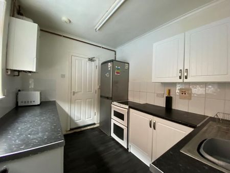 4 bedroom semi-detached house to rent - Photo 3