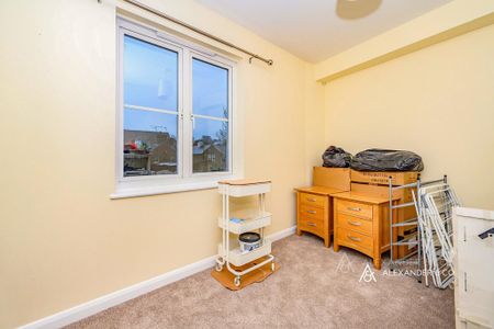 3 bedroom flat to rent - Photo 4