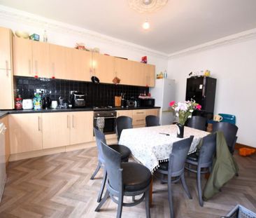 7 bedroom House in Richmond Avenue, Leeds - Photo 2