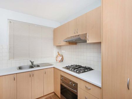 Light-Filled Ground Floor Apartment in Prime Location - Photo 5