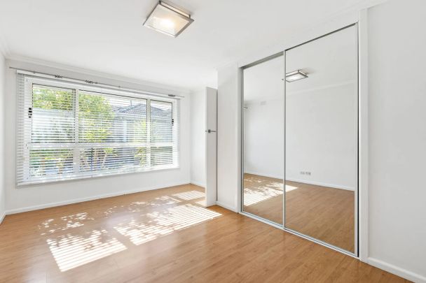 METERS TO CHELSEA BEACH | LIFESTYLE & CONVENIENCE! - Photo 1