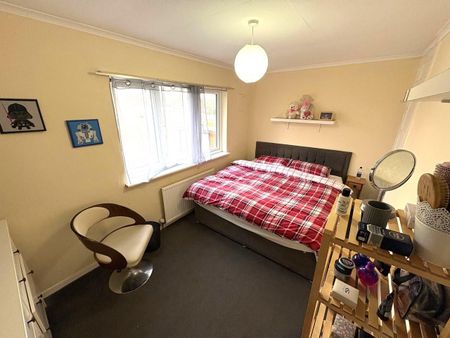 3 bed house to rent in Green Lane, St. Albans, AL3 - Photo 3