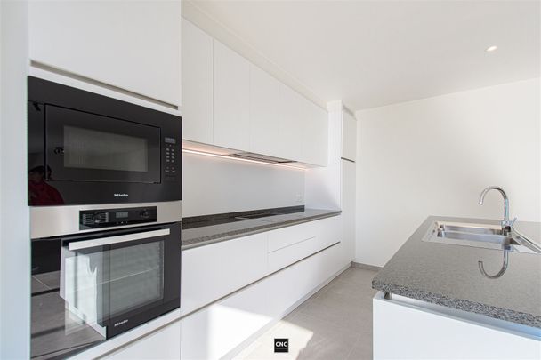 Ongemeubeld - Fantastisch mooi appartement op het gelijkvloers in een nieuwbouwresidentie in het dorp van Westkapelle (Knokke), voorzien van 2 slaapkamers en een aangenaam zonneterras. Parking in het gebouw mogelijk bij te huren. - Photo 1