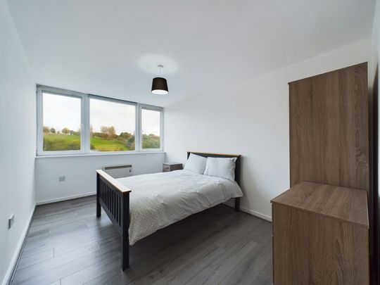 Flat to rent on - Photo 1
