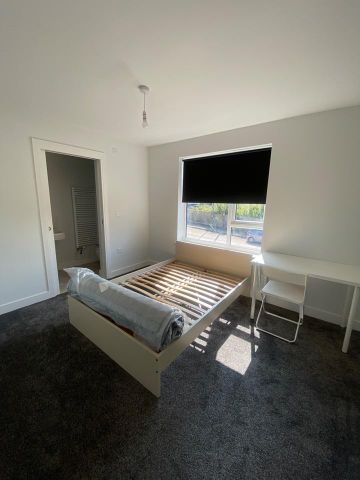 4 bedroom end of terrace house to rent - Photo 2