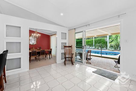 Spacious Family Home with Pool in Sought-After Stretton ! - Photo 5