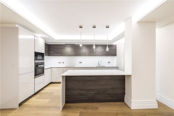 A fabulous example of heritage and contemporary combined, this beautiful three bedroom apartment is located within the 50 Kensington Gardens Square, a stunning development which lies in the heart of Bayswater W2. EPC rating: B - Photo 1