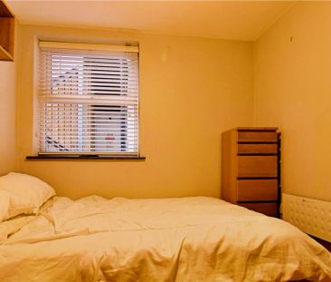 6 Bed 2 Bath - Photo 4