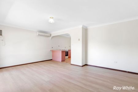 Central, low maintenance Villa - Photo 2