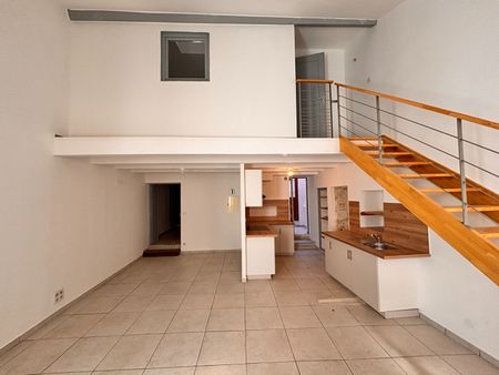 NIMES- MAGNIFIQUE MAISON DE VILLE T3 DE 60 M2 AVEC COUR , - Photo 4