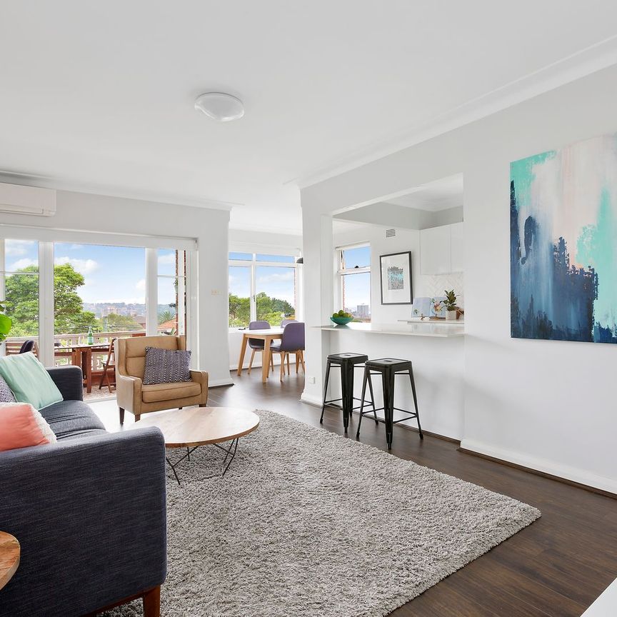 Sophisticated Apartment With Harbour Views - Photo 1