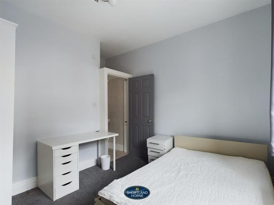 4 bedroom end of terrace house to rent - Photo 1