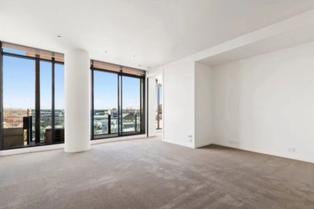 Vibrant Inner-City Living: Spacious One-Bedroom with Gym & Pool Access - Photo 4