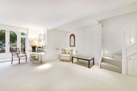 SHORT LET Bright, spacious lower ground floor studio apartment in the Peterborough Estate in the heart of Parsons Green. - Photo 3