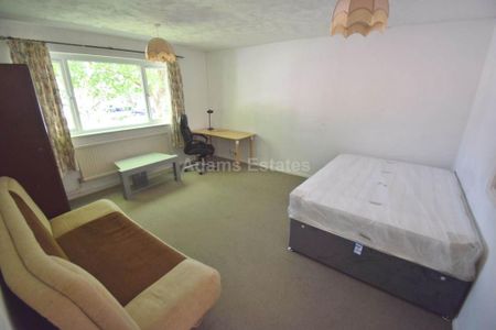 4 bedroom flat to rent - Photo 2