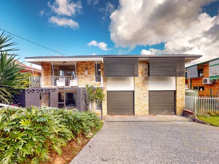 Spacious & Elevated Two-Storey Home with Stunning City & Mountain Views - Photo 3