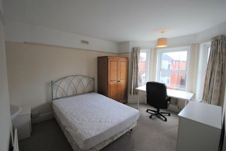 5 bedroom detached house to rent - Photo 2