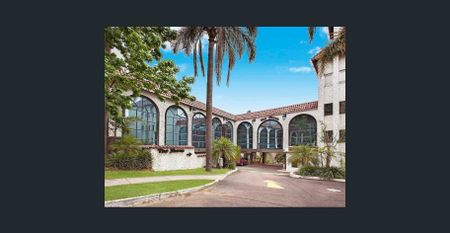 Great one-bedroom in premium location - Photo 5