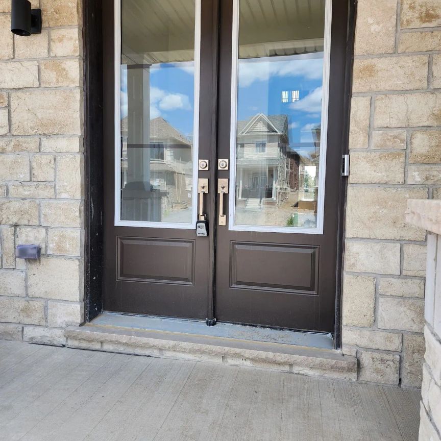 Detached Home For Lease | E9056430 - Photo 1