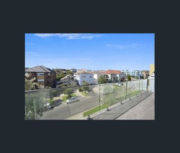 Modern Two Bedroom Top Floor Apartment in Prime Bondi Beach Location - Photo 5