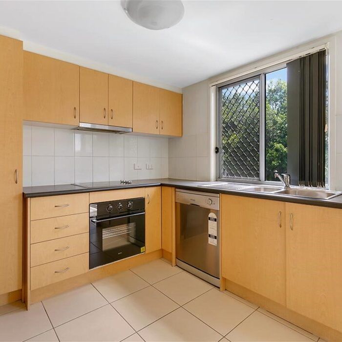 3 Bed Townhouse Great Location - Photo 1