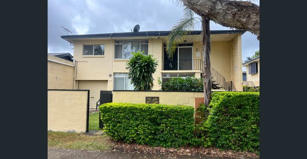 Fresh One-Bedroom Unit with Private Courtyard – Balmoral - Photo 1