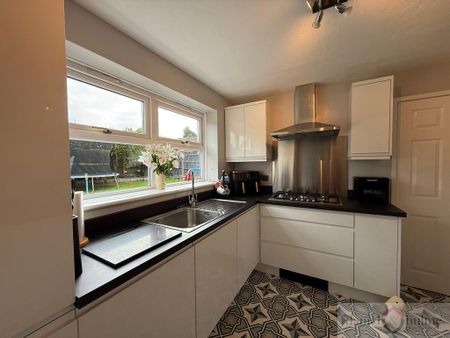 4 bedroom detached house to rent - Photo 4