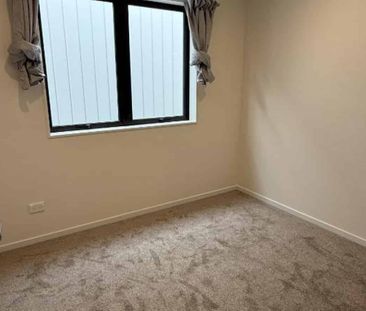 Brand new modern home in Mt Wellington - Photo 3