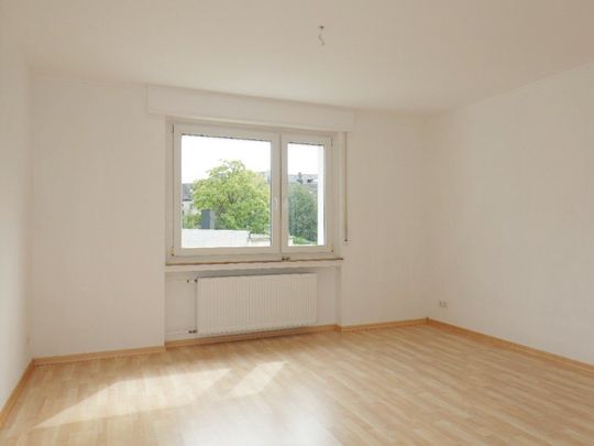 Gepflegte Drei-Zimmerwohnung mit modernem Duschbad und Balkon - Photo 1