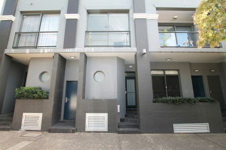 3 bed townhouse with 2 bathrooms, car space and balcony - Photo 4