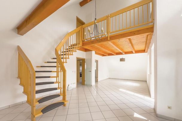 Lichtdurchflutete Maisonette-Wohnung mit gemütlichem Wohnflair - Photo 1