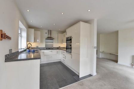 3 bedroom semi-detached house to rent - Photo 3