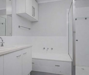 Spacious Townhouse in quiet location - Photo 4