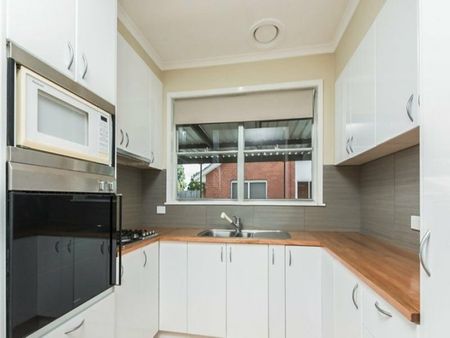 Neat and tidy family home - Photo 3