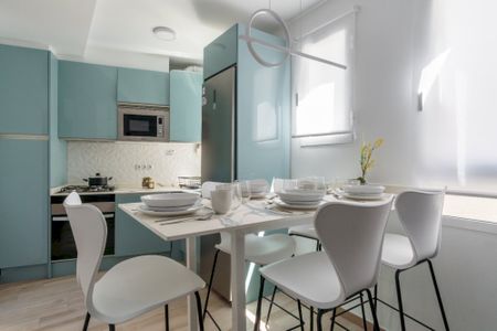 Spacious room with balcony in Madrid - Photo 3