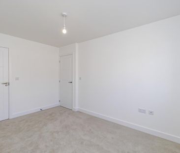 4 bedroom semi-detached house to rent - Photo 4