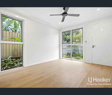 Luxury Townhouse in the Heart of Chermside - Photo 3