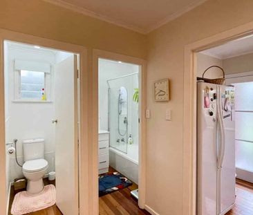 Lovely 3 Bedroom House with Garage - Photo 5