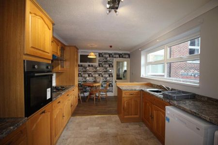 2 bedroom flat to rent - Photo 4