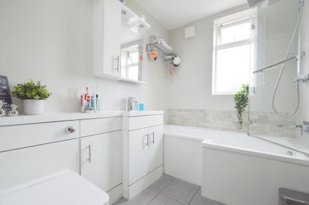 4 bedroom terraced house to rent - Photo 2