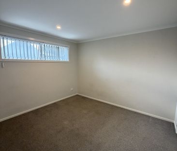 This beautifully designed three-bedroom, two-bathroom townhouse off... - Photo 6