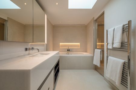 Luxury three-bedroom duplex apartment in the heart of Knightsbridge - Photo 5