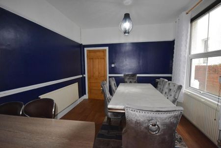 4 bedroom semi-detached house to rent - Photo 3