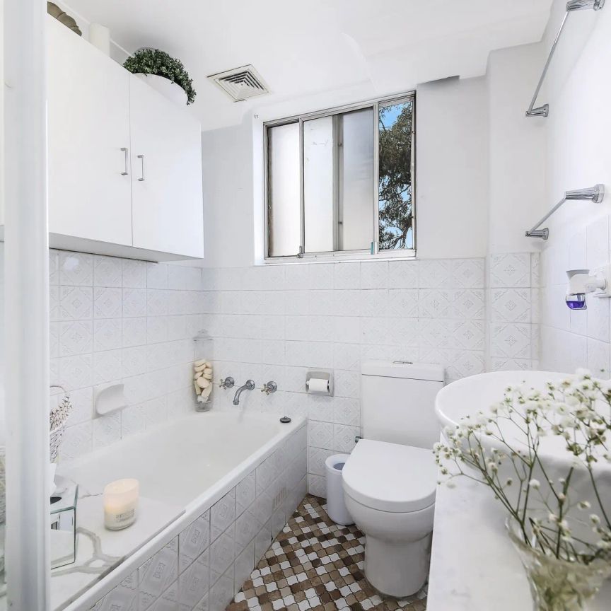 Two Bedroom Apartment In Convenient Location - Photo 1