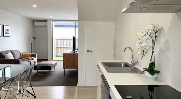 FULLY FURNISHED STYLISHLY PRESENTED CITY TOWNHOUSE! - Photo 1