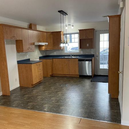 1ER NOVEMBRE -CENTRE VILLE JOLIETTE SPLENDIDE 4 1-2 SUR 2 ÉTAGES ! CONSTRUCTION SUPÉRIEUR ! A VOIR !!! - Photo 4