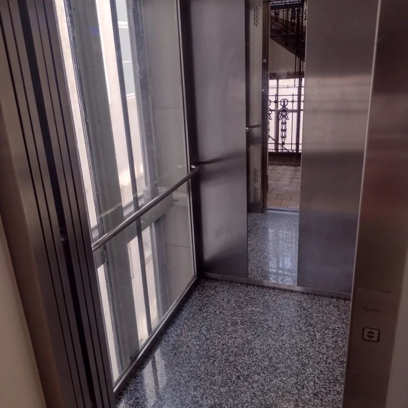 sehr zentral gelegen - Stilaltbau in der Weyringergasse mit WG-Möglichkeit - Photo 1