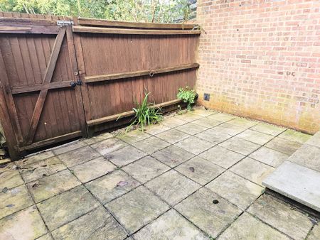 2 bedroom mid-terrace to rent Summertrees Court, Ashley - Photo 4